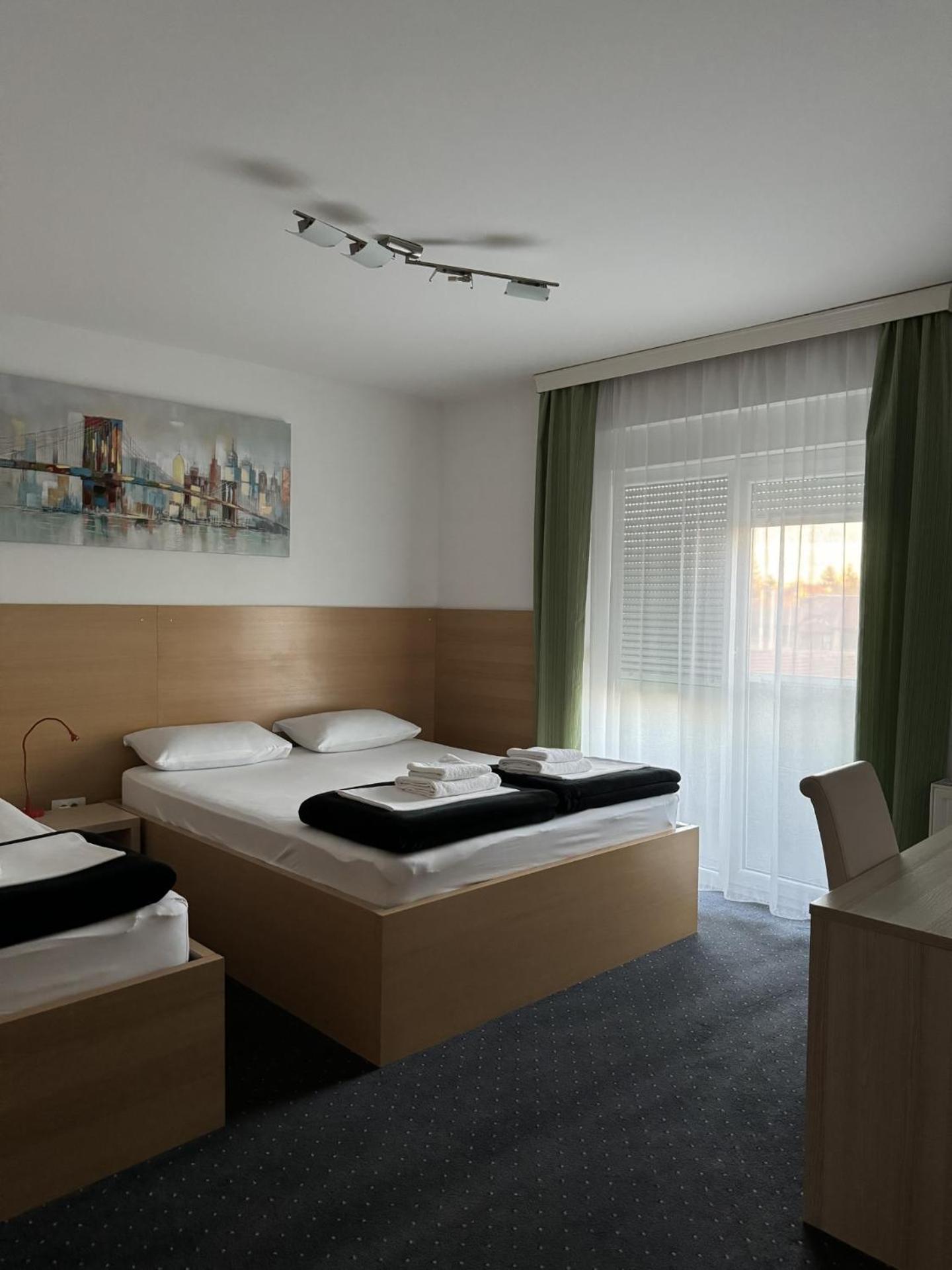 Pansion Komfor Fitea Осиек Экстерьер фото